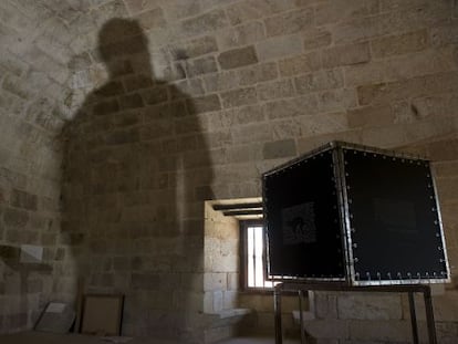 Celda del monasterio de Celanova en la que estuvo recluido Celso Emilio, con la instalación de Baldomero Moreiras en primer plano.