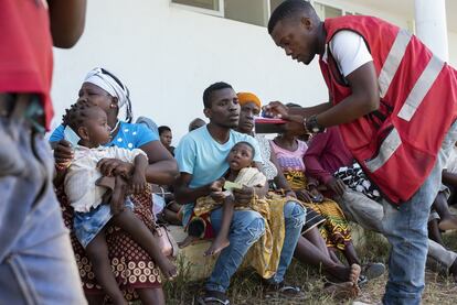 Um grupo de pessoas afetadas pelo ciclone espera pacientemente no centro de acolhimento de Muxara a distribuição de alimentos e cobertores pela equipa de trabalhadores e voluntários do Instituto Nacional de Gestão de Desastres de Moçambique e do Programa Alimentar Mundial (PMA).