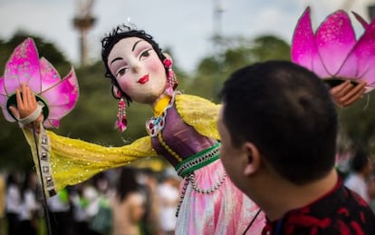 Una de las marionetas durante la presentaci&oacute;n del Harmony World Puppet Carnival, en Bangkok (Tailandia). 