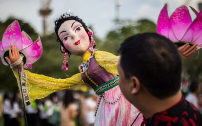 Una de las marionetas durante la presentación del Harmony World Puppet Carnival, en Bangkok (Tailandia).