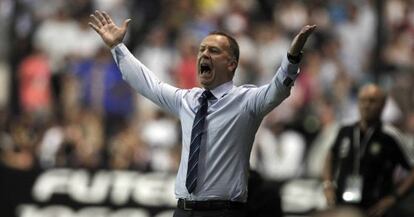 Mano Menezes gesticula en un partido con Brasil.