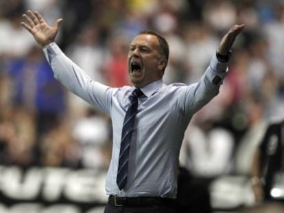 Mano Menezes gesticula en un partido con Brasil.