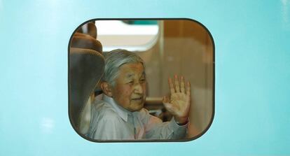 El emperador Akihito saluda desde la ventanilla de un tren bala, el pasado 25 de julio en Tokio.&ensp;