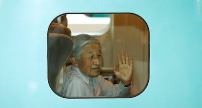 El emperador Akihito saluda desde la ventanilla de un tren bala, el pasado 25 de julio en Tokio. 