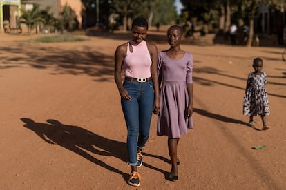 Bellefille (izquierda) y Alliance (derecha) pasean por las calles de su pueblo, Jurú, en el distrito ruandés de Bugesera. Las dos chicas se han hecho amigas gracias a la terapia familiar en la que ambas han participado destinada a sanar traumas familiares que tienen su origen en el genocidio contra los tutsis de 1994.