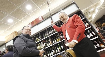 Un venenciador sirve un vino de Jerez en Bodega Santa Cecilia.