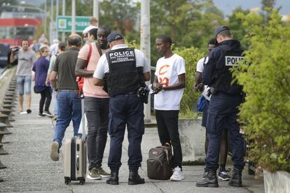 Los gendarmes piden la documentación a varios inmigrantes subsaharianos en el puente de Santiago, a escasos cien metros de la estación de tren de Hendaya.