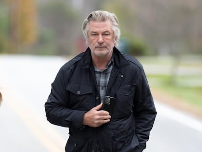 O ator Alec Baldwin ao dirigir-se aos fotógrafos que o esperavam à saída da casa em que tem se refugiado nos últimos dias, a nordeste de Nova York.