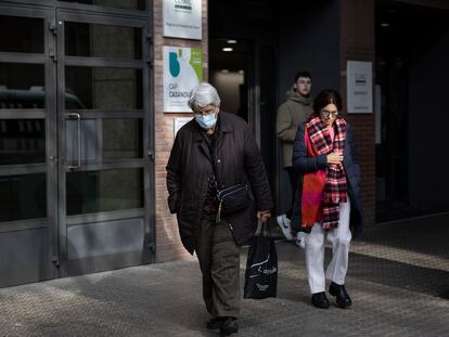 Una persona con mascarilla frente a la entrada del CAP Casanova, en la calle Rosselló de Barcelona, este jueves.