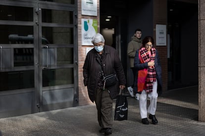 Una persona con mascarilla frente a la entrada del CAP Casanova, en la calle Rosselló de Barcelona, este jueves.