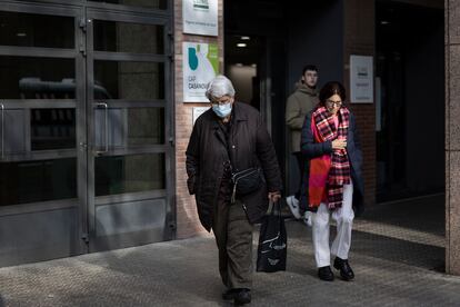 Una persona con mascarilla frente a la entrada del CAP Casanova, en la calle Rosselló de Barcelona, este jueves.