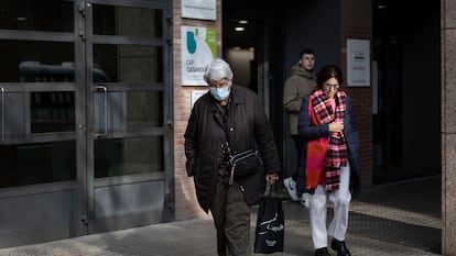 Una persona con mascarilla frente a la entrada del CAP Casanova, en la calle Rosselló de Barcelona, este jueves.