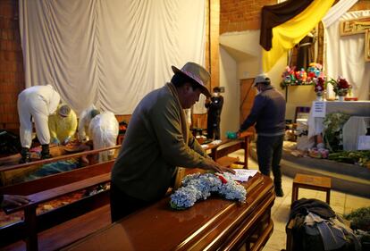 Con los ocho fallecidos en El Alto, la cifra de muertos desde que estalló la crisis en Bolivia tras las fallidas elecciones del pasado 20 de octubre sube a 32, según Cruz. En la imagen, un hombre pone flores en el ataúd de un manifestante que murió durante los enfrentamientos en Senkata, El Alto.