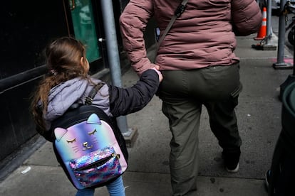 Una madre lleva de la mano a su hija de cinco años en Nueva York.