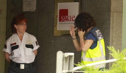 Efectivos policiales en la sede de la SGAE, este martes.