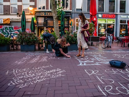 Una mujer escribe comentarios ofensivos que escuchan las mujeres en su día a día durante una protesta en Nimega (Países Bajos), a principios de julio.