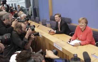 La canciller alemana Angela Merkel (dch) y el portavoz del Gobierno en el Bundestag, Steffen Seibert, al comienzo de una rueda de prensa en Berlín (Alemania). EFE/Archivo