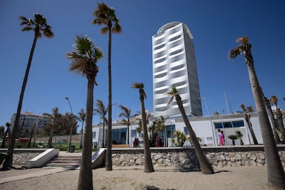 Torre junto al paseo marítimo de Estepona donde se ubica el centro expositivo El Mirador del Carmen.