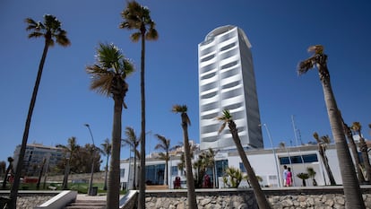 Torre junto al paseo marítimo de Estepona donde se ubica el centro expositivo El Mirador del Carmen.