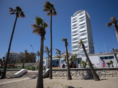 Torre junto al paseo marítimo de Estepona donde se ubica el centro expositivo El Mirador del Carmen.