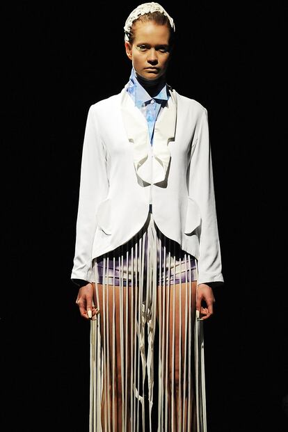 Una de las propuestas de Johan Ku compuesta por blazer y pantalones de tiras de tela. 