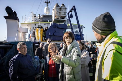 La ministra de Ciencia, Innovación y Universidades, Diana Morant (con chaqueta blanca) y la delegada del gobierno en la comunidad Valenciana, Pilar Barnabé, durante su visita al buque Francisco de Paula Navarro, este lunes.