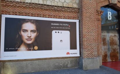 Cartel de promoci&oacute;n del Huawei P10, en su presentaci&oacute;n en el Matadero de Madrid.
