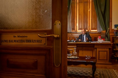 El ministro Balmaceda durante su entrevista con El País, en las dependencias de su oficina en el palacio de tribunales.
