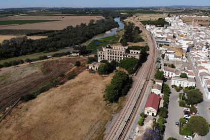 Vista aérea de parte de los terrenos expropiados por el Ayuntamiento de Peñaflor (Sevilla), junto al río Guadalquivir.