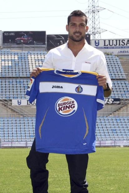 El guardameta Miguel Ángel Moyà posa con la camiseta del Getafe.