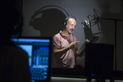 El actor Javier Fernández graba un audiolibro en el estudio Miut de Barcelona.
