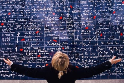 El muro de los "Je t'aime" en la plaza Jehan Rictus en Montmartre, París, donde figura la frase "te quiero" en decenas de idiomas.