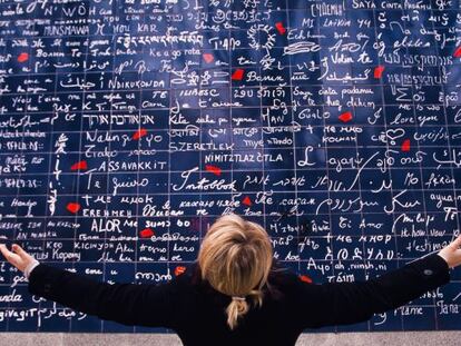 El muro de los "Je t'aime" en la plaza Jehan Rictus en Montmartre, París, donde figura la frase "te quiero" en decenas de idiomas.