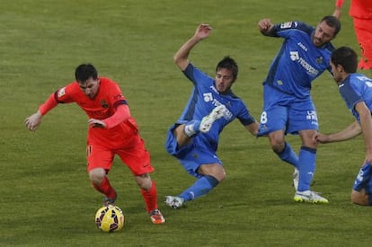 Lionel Messi controla la pilota envoltat de jugadors del Getafe.