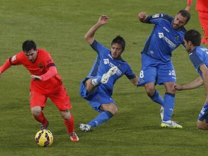 Lionel Messi controla la pilota envoltat de jugadors del Getafe.