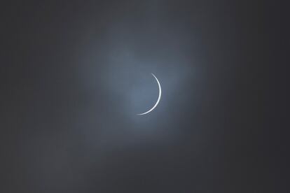 El eclipse solar, que oscureció varios países de Sudamérica este lunes, se pudo ver en Chile a las 11.40 hora local y se contempló en su totalidad durante poco menos de dos horas en la Patagonia.