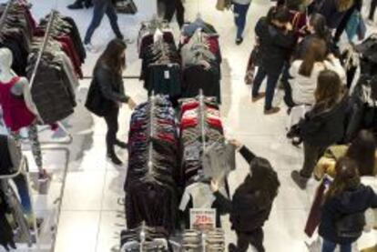 Cientos de personas realizan compras en una zona comercial de Valencia durante las rebajas del 'Black Friday'.