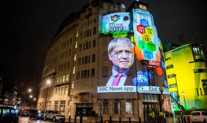 Una proyección sobre la fachada de la BBC anuncia la victoria de Boris Johnson el 12 de diciembre