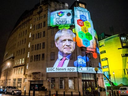 Una proyección sobre la fachada de la BBC anuncia la victoria de Boris Johnson el 12 de diciembre