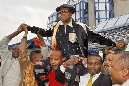 Papa Wemba abandona el tribunal de Bobigny a hombros de sus seguidores.