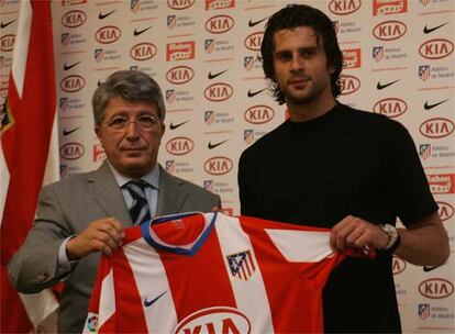 Motta posa con la camiseta rojiblanca junto a Cerezo