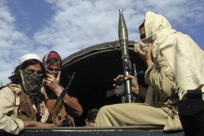 Insurgentes talibanes con sus armas en la trasera de un camión en Buner, a un centenar de kilómetros al noroeste de Islamabad.