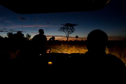 Botsuana, además, no quiere ser otro destino africano de safari sin más. El ministro cree que deben marcar la diferencia, y una de las principales formas de distinguirse es precisamente su manera de asumir su responsabilidad sobre la madre Tierra. En la imagen, un safari nocturno por la reserva de Moremi, en el delta del Okavango.