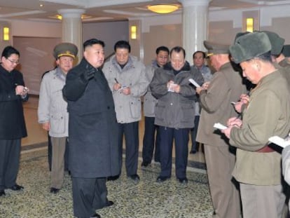 Kim Jong-Un (centro) habla con los funcionarios que le acompañan a visitar un nuevo hospital en la sureña ciudad the Taesongsan.