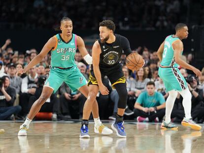 Stephen Curry con el balón en una jugada contra Romeo Langford en el partido entre San Antonio Spurs y Golden State Warriors, este viernes.