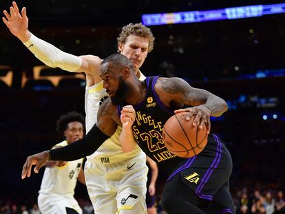 LeBron James bota el balón este martes en el partido de Los Angeles Lakers contra Utah Jazz.