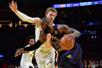 LeBron James bota el balón este martes en el partido de Los Angeles Lakers contra Utah Jazz.