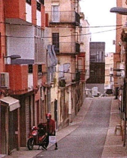 Imagen captada por la Policía de la llegada de un repartidor de comida al piso alquilado por los presuntos yihadistas.