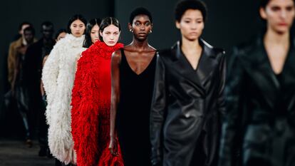 La colección de Gabriela Hearst presentada en la semana de la moda de Nueva York se inspira en la obra de Leonora Carrington.