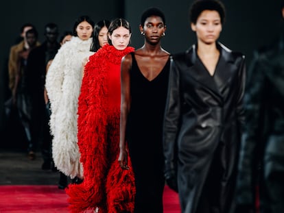 La colección de Gabriela Hearst presentada en la semana de la moda de Nueva York se inspira en la obra de Leonora Carrington.